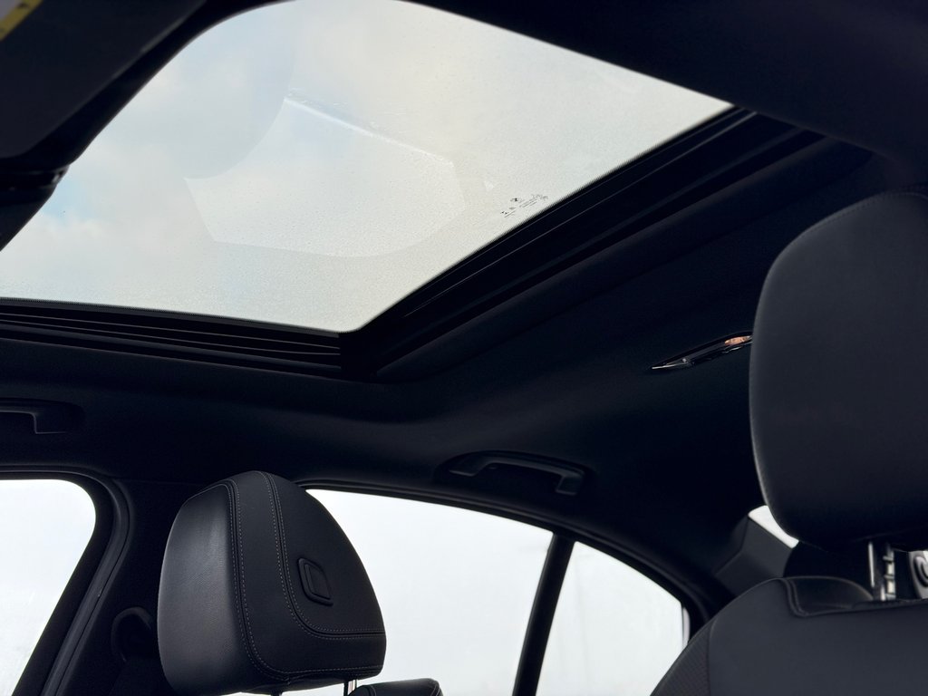 BMW 3 Series 330i xDrive Cuir Toit Ouvrant 2022 à Terrebonne, Québec - 11 - w1024h768px