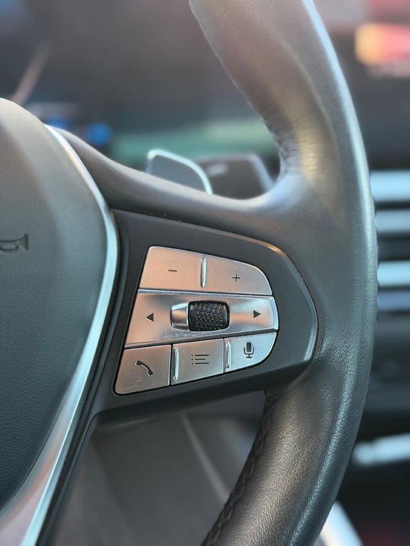 BMW 3 Series 330e xDrive Cuir Toit Ouvrant Bas Kilométrage 2023 à Terrebonne, Québec - 15 - w1024h768px