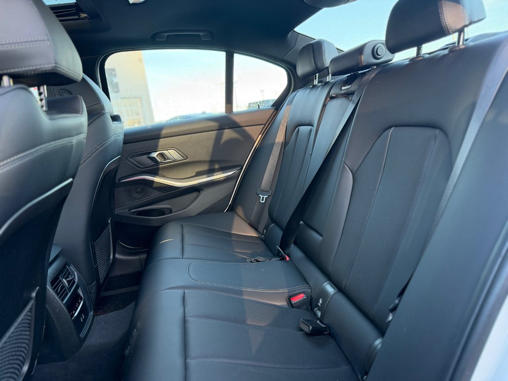 BMW 3 Series 330e xDrive Cuir Toit Ouvrant Bas Kilométrage 2023 à Terrebonne, Québec - 25 - w1024h768px