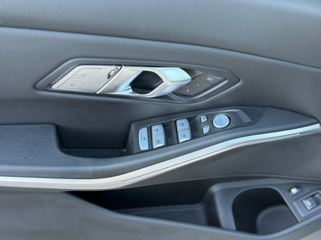 BMW 3 Series 330e xDrive Cuir Toit Ouvrant Bas Kilométrage 2023 à Terrebonne, Québec - 8 - w1024h768px