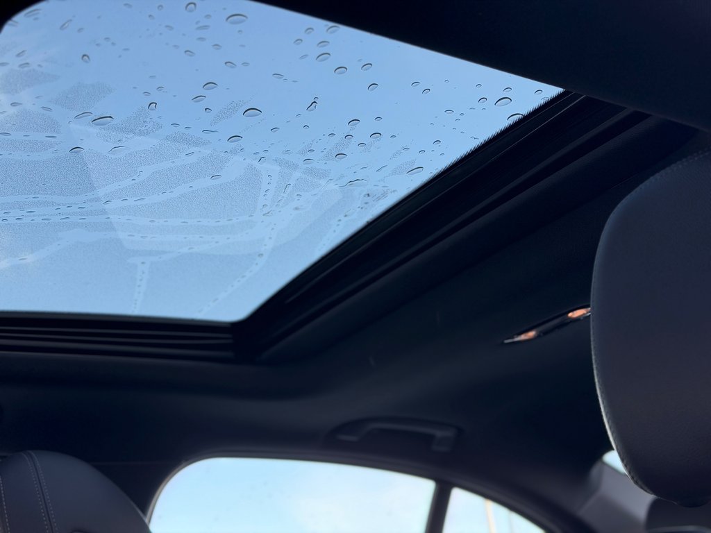 BMW 3 Series 330e xDrive Cuir Toit Ouvrant Bas Kilométrage 2023 à Terrebonne, Québec - 11 - w1024h768px