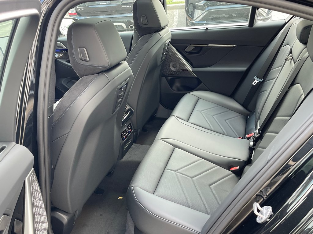 BMW 530I XDrive Sedan 2026 à Terrebonne, Québec - 11 - w1024h768px