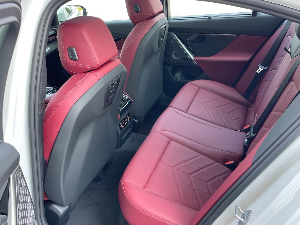 BMW 550e XDrive 2026 à Terrebonne, Québec - 11 - w1024h768px