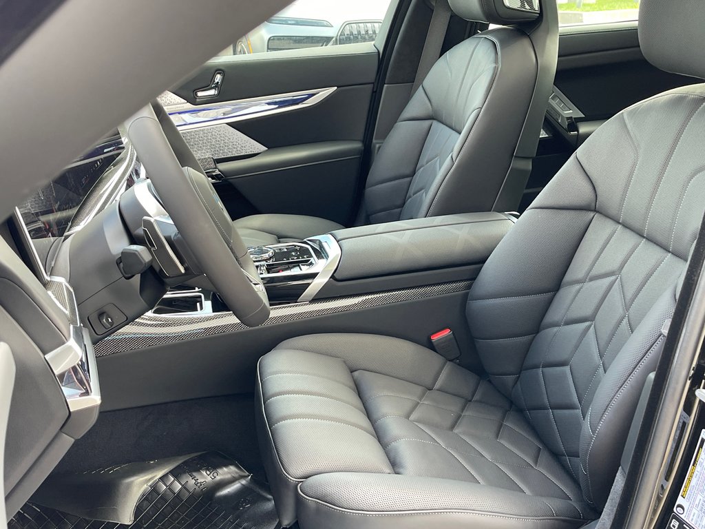 2025 BMW 760i XDrive Sedan in Terrebonne, Quebec - 10 - w1024h768px