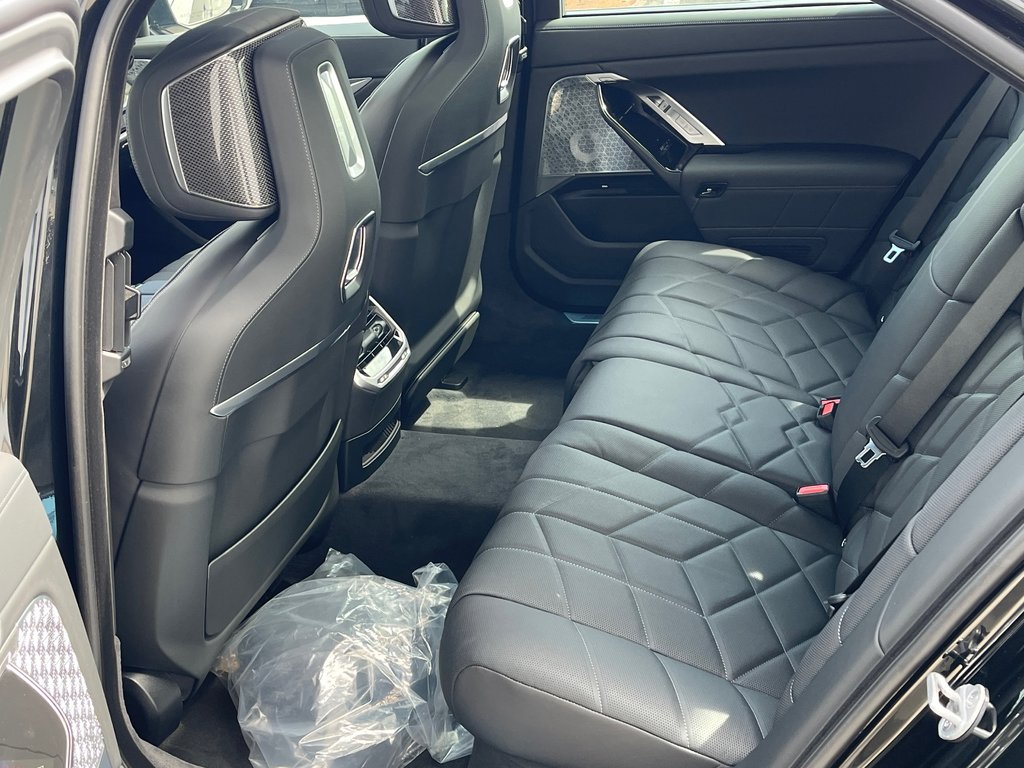 2025 BMW 760i XDrive Sedan in Terrebonne, Quebec - 11 - w1024h768px