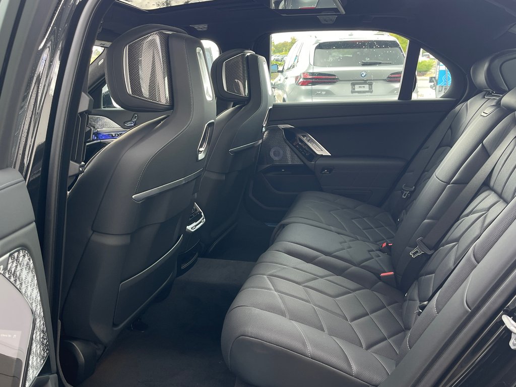 BMW 760i XDrive Sedan 2026 à Terrebonne, Québec - 11 - w1024h768px