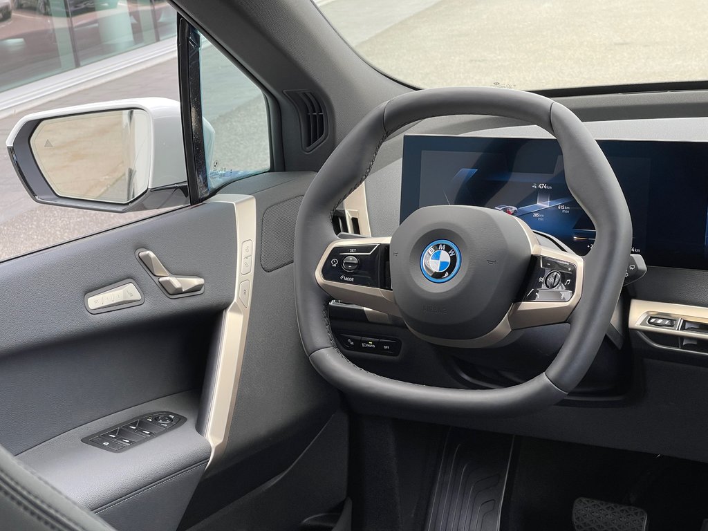 BMW IX XDrive50, Sport Package 2025 à Terrebonne, Québec - 14 - w1024h768px