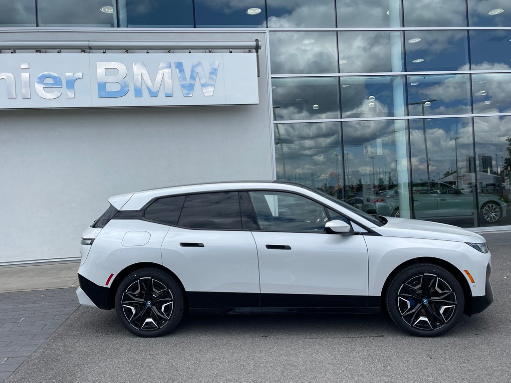 BMW IX XDrive50, Sport Package 2025 à Terrebonne, Québec - 3 - w1024h768px