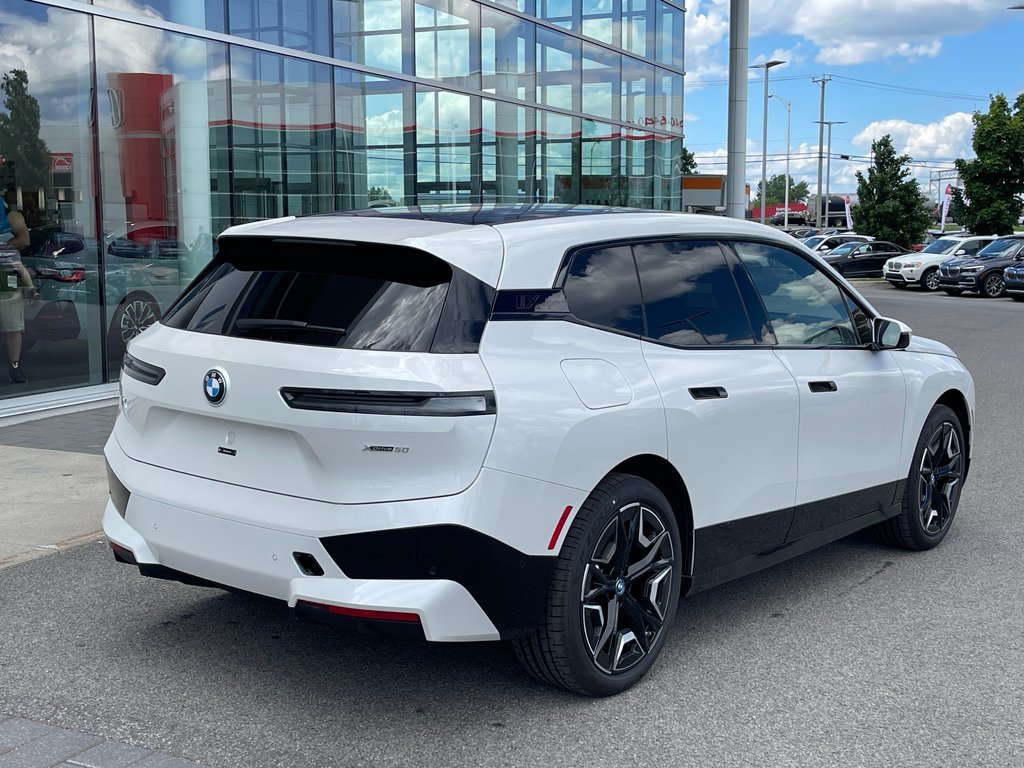 BMW IX XDrive50, Sport Package 2025 à Terrebonne, Québec - 4 - w1024h768px