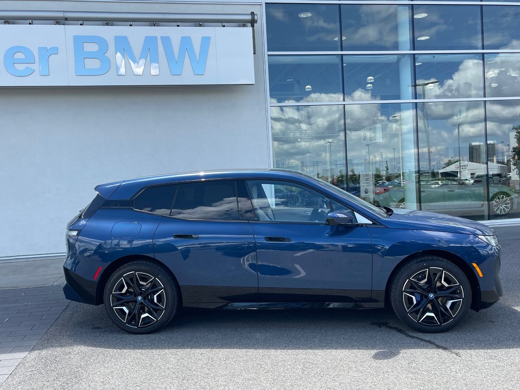 BMW IX XDrive50, Sport Package 2025 à Terrebonne, Québec - 3 - w1024h768px