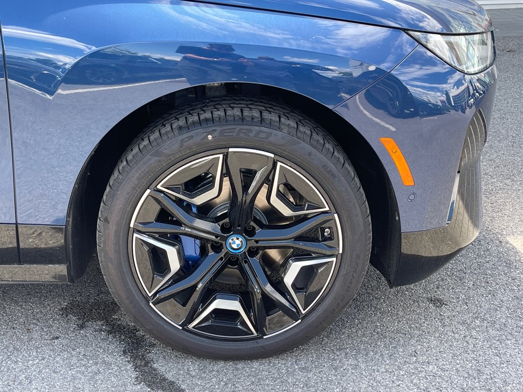 BMW IX XDrive50, Sport Package 2025 à Terrebonne, Québec - 7 - w1024h768px