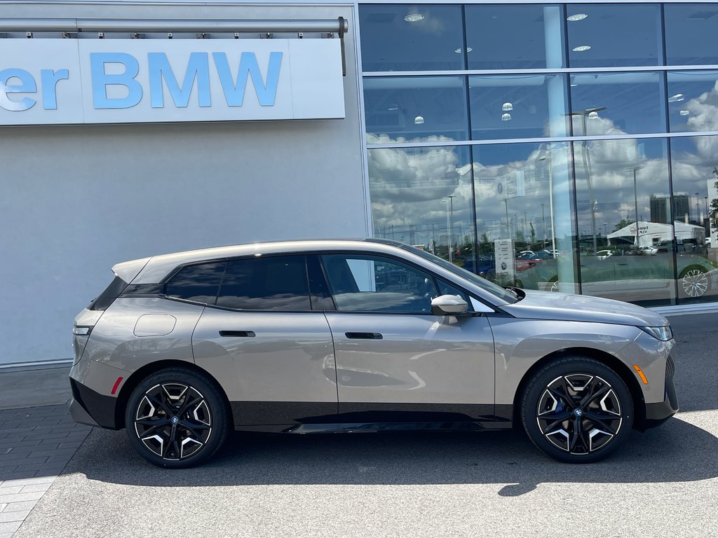 BMW IX XDrive50, Sport Package 2025 à Terrebonne, Québec - 3 - w1024h768px