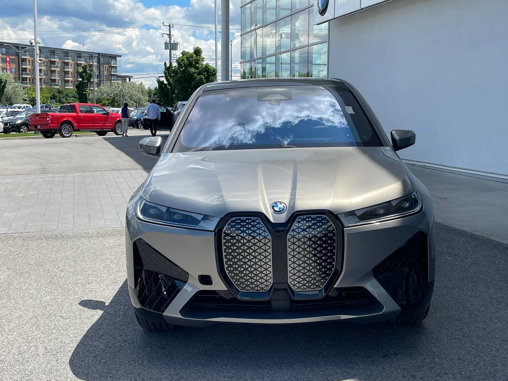 BMW IX XDrive50, Sport Package 2025 à Terrebonne, Québec - 2 - w1024h768px