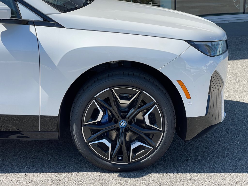 BMW IX XDrive50, Sport Package 2025 à Terrebonne, Québec - 7 - w1024h768px