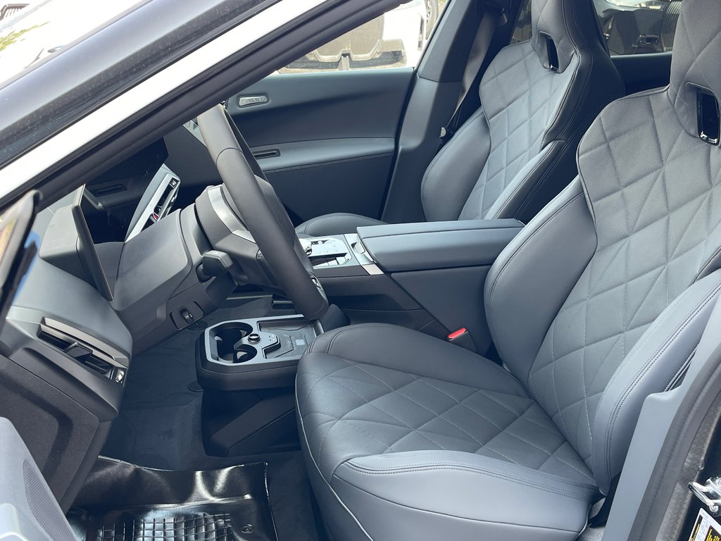BMW IX XDrive60 2026 à Terrebonne, Québec - 10 - w1024h768px