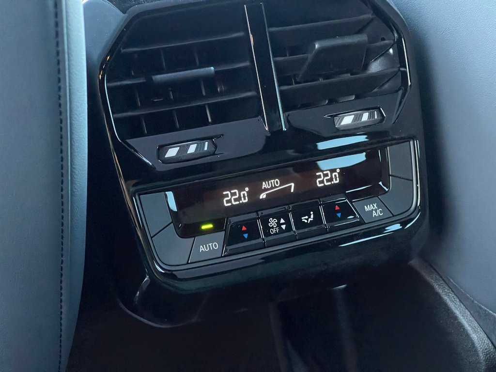 BMW IX XDrive60 2026 à Terrebonne, Québec - 12 - w1024h768px