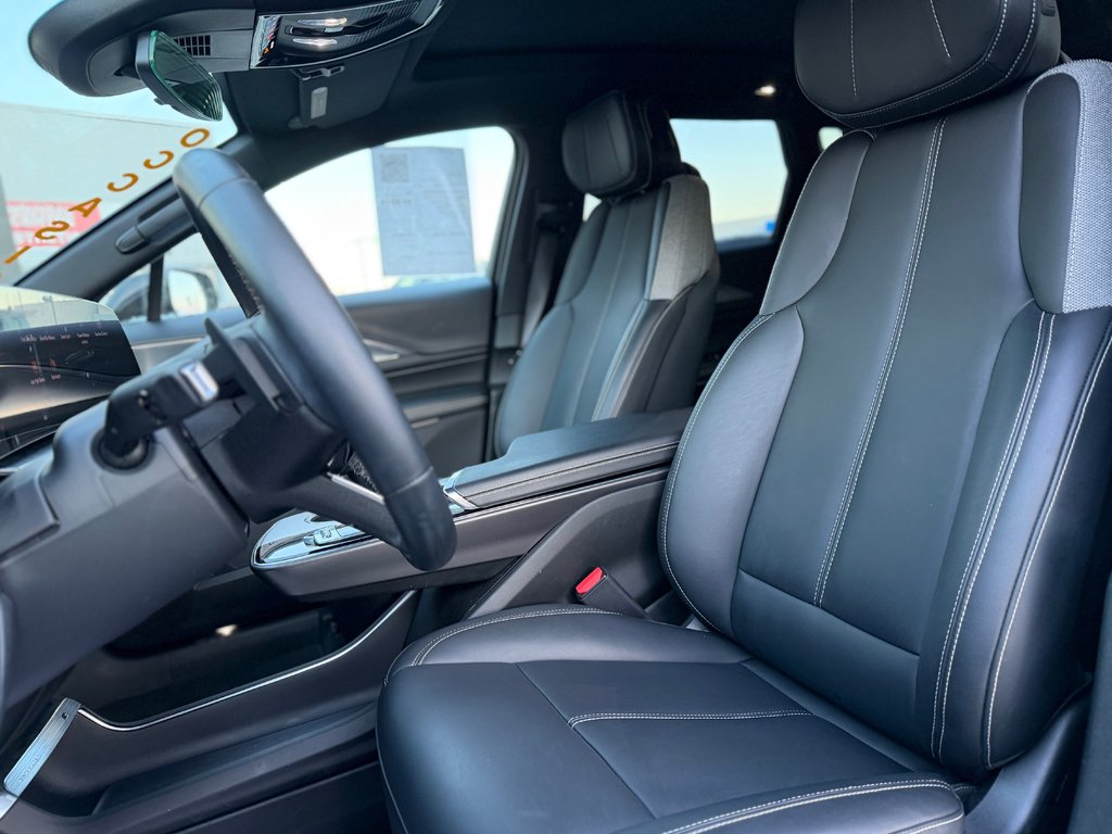 Cadillac LYRIQ Tech Toit Vitre Cuir Bas Kilométrage 2024 à Terrebonne, Québec - 9 - w1024h768px