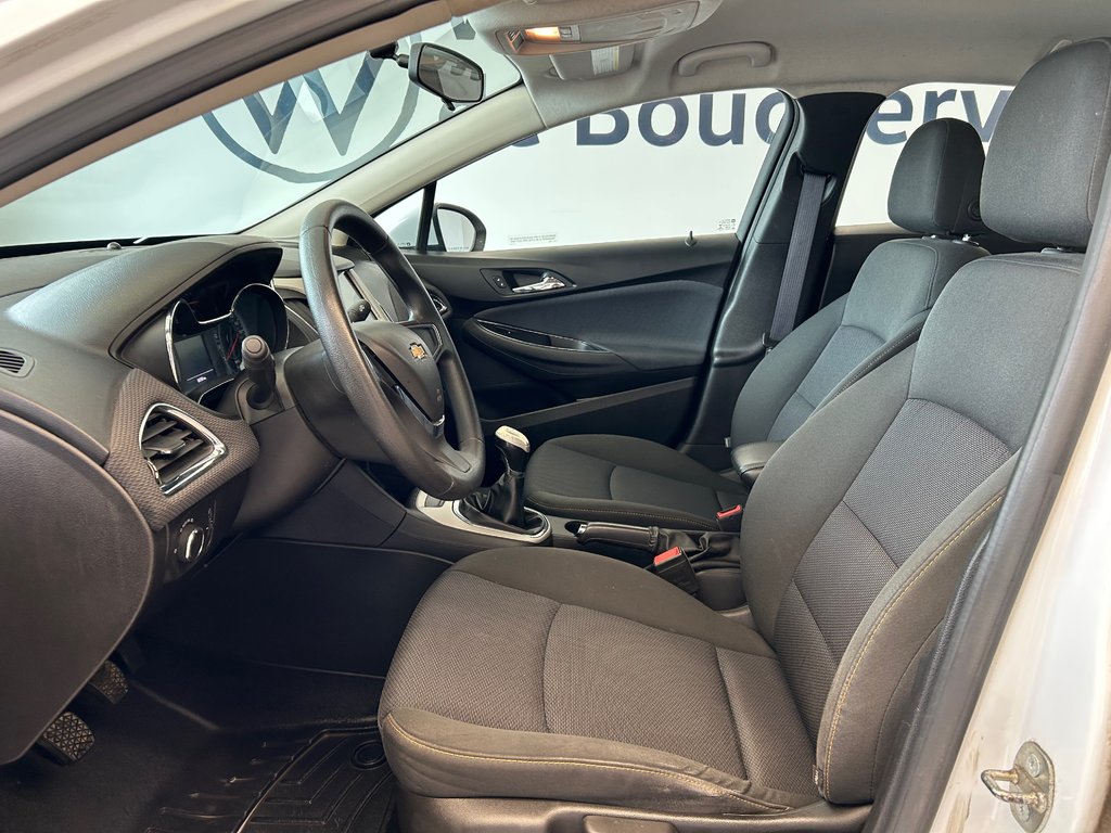 2016 Chevrolet Cruze LS in Boucherville, Quebec - 13 - w1024h768px