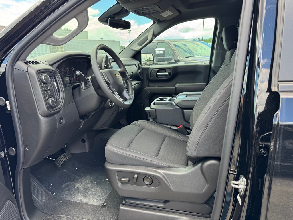 Chevrolet Silverado 1500 Custom 2026 à Terrebonne, Québec - 6 - w1024h768px