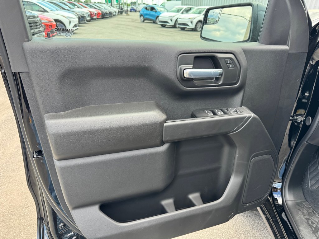 Chevrolet Silverado 1500 Custom 2026 à Terrebonne, Québec - 7 - w1024h768px