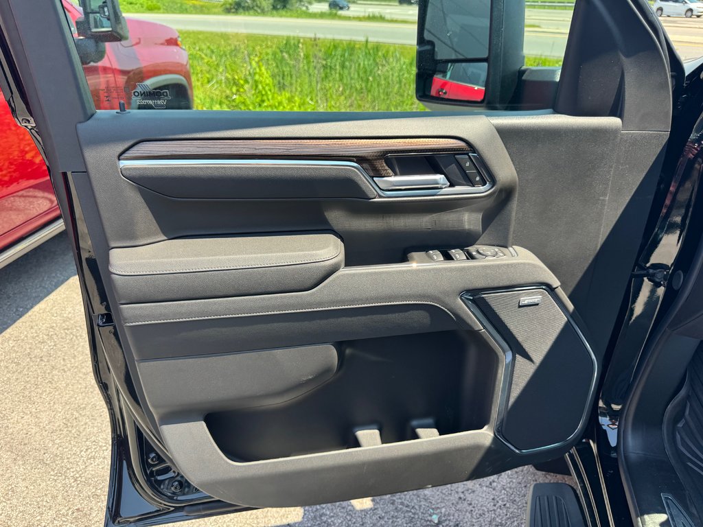 Chevrolet Silverado 1500 RST 2026 à Terrebonne, Québec - 9 - w1024h768px