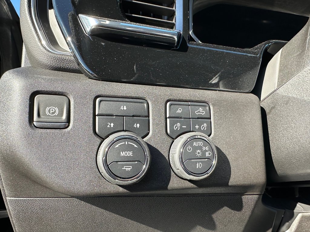 2025 Chevrolet SILVERADO 2500 HD LT in Terrebonne, Quebec - 12 - w1024h768px