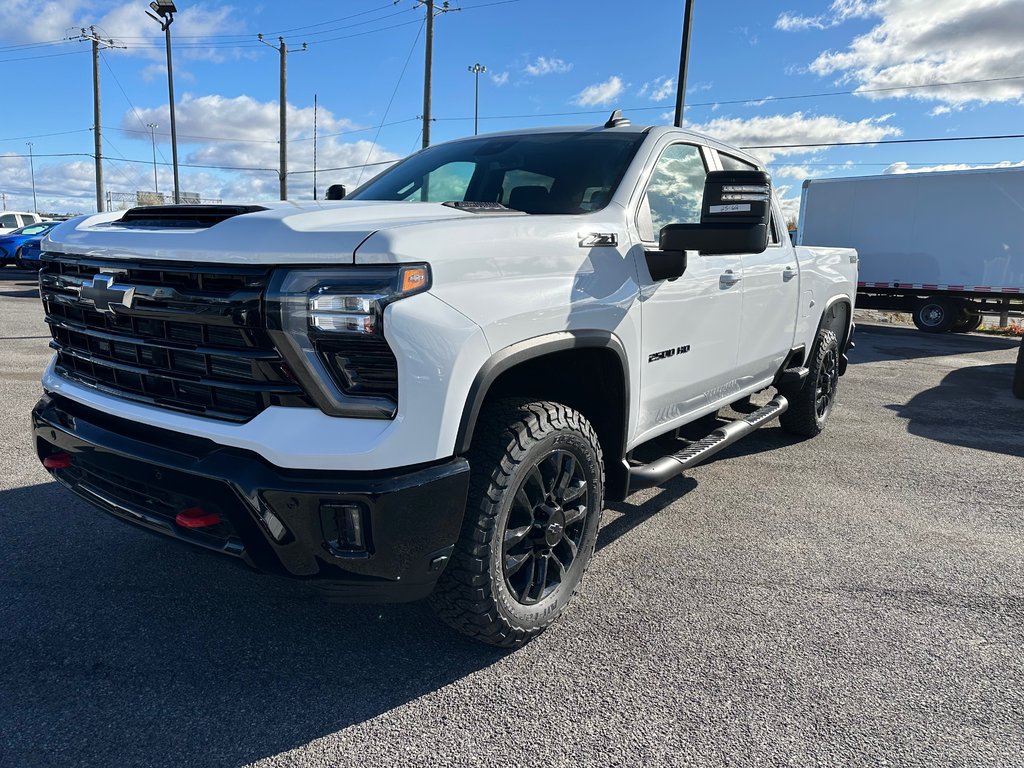 2025 Chevrolet SILVERADO 2500 HD LT in Terrebonne, Quebec - 3 - w1024h768px