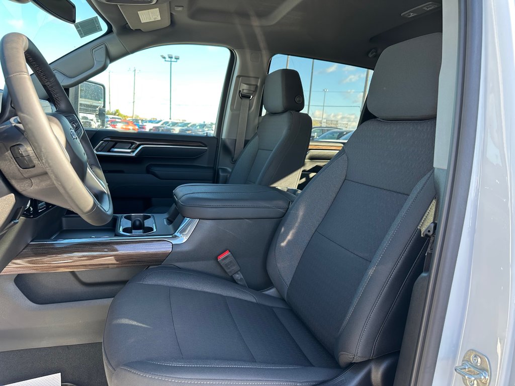 2025 Chevrolet SILVERADO 2500 HD LT in Terrebonne, Quebec - 8 - w1024h768px