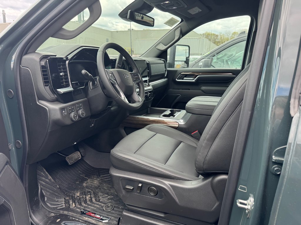 2026 Chevrolet Silverado 2500 HD LT in Terrebonne, Quebec - 8 - w1024h768px