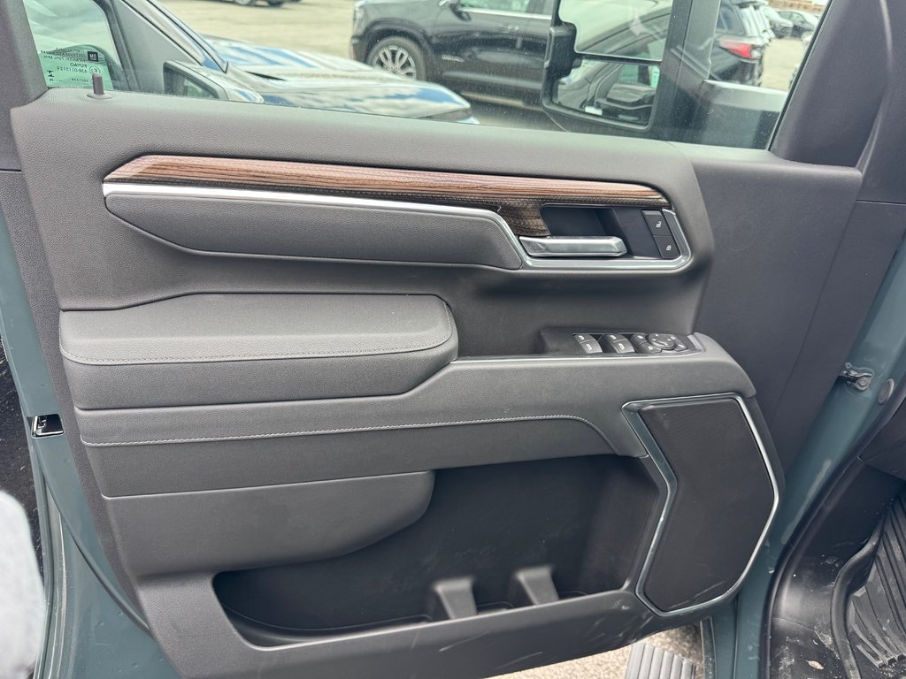 2026 Chevrolet Silverado 2500 HD LT in Terrebonne, Quebec - 9 - w1024h768px