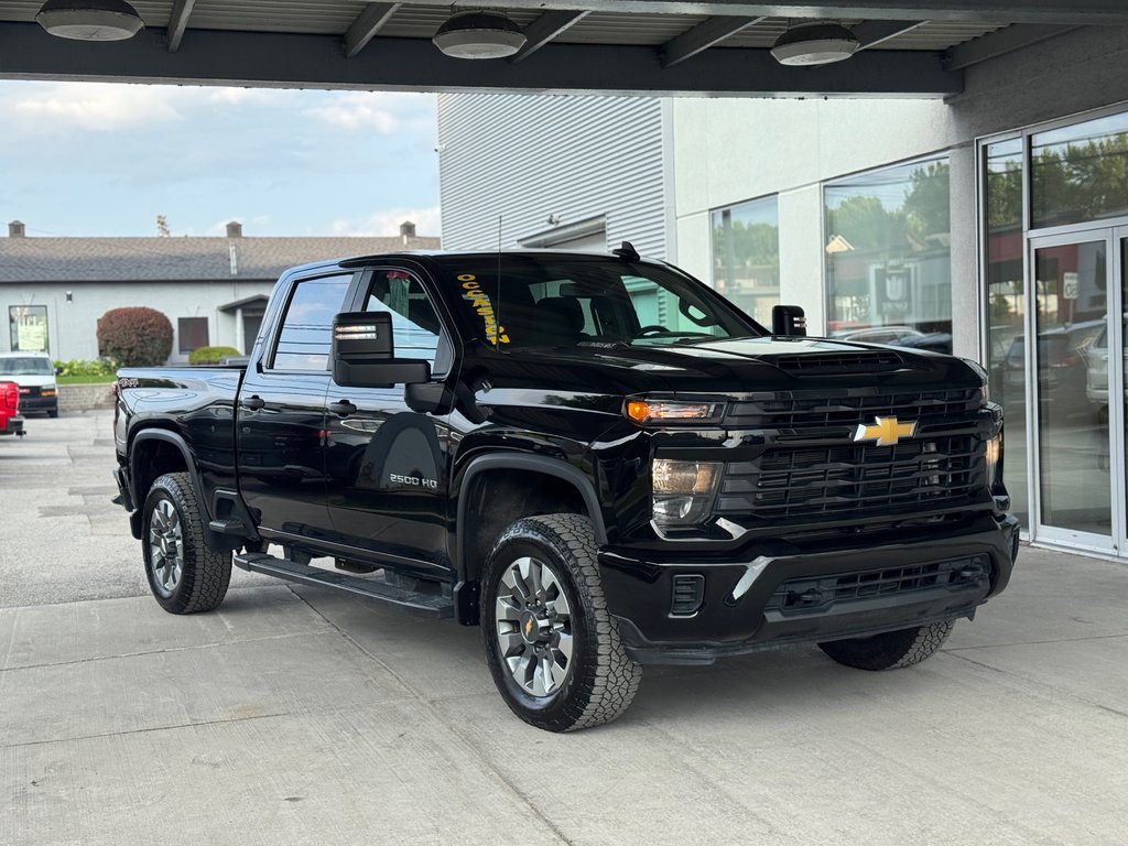 Chevrolet Silverado 2500HD Custom Crew Diesel 2024 à Terrebonne, Québec - 1 - w1024h768px
