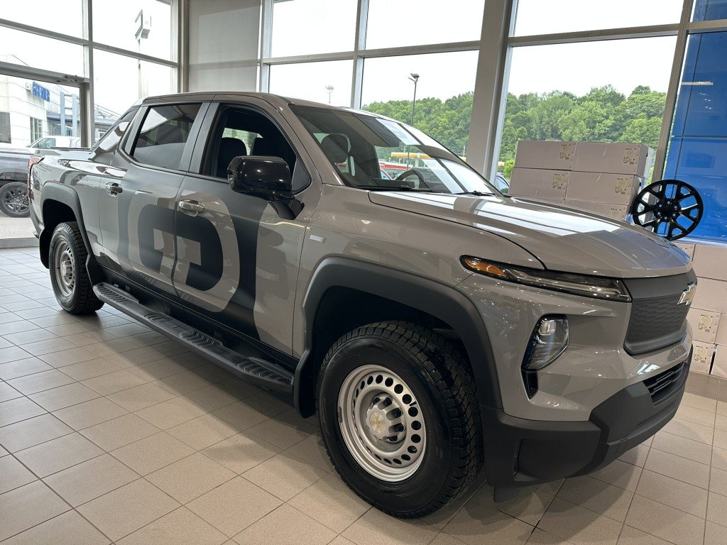 Chevrolet SILVERADO EV CREW CAB e4WD WT SHORT BOX MAX RANGE (8WT) WT 2025 à Terrebonne, Québec - 1 - w1024h768px