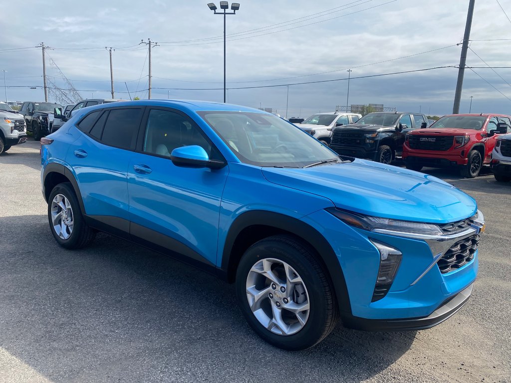 2025 Chevrolet Trax LS in Terrebonne, Quebec - 1 - w1024h768px