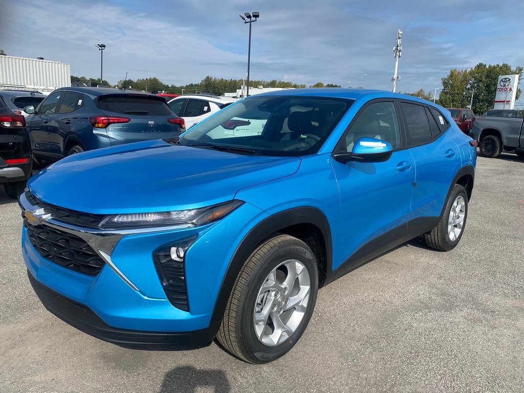 2025 Chevrolet Trax LS in Terrebonne, Quebec - 3 - w1024h768px