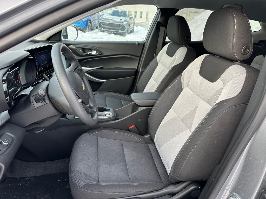 2025 Chevrolet Trax LS in Terrebonne, Quebec - 7 - w1024h768px