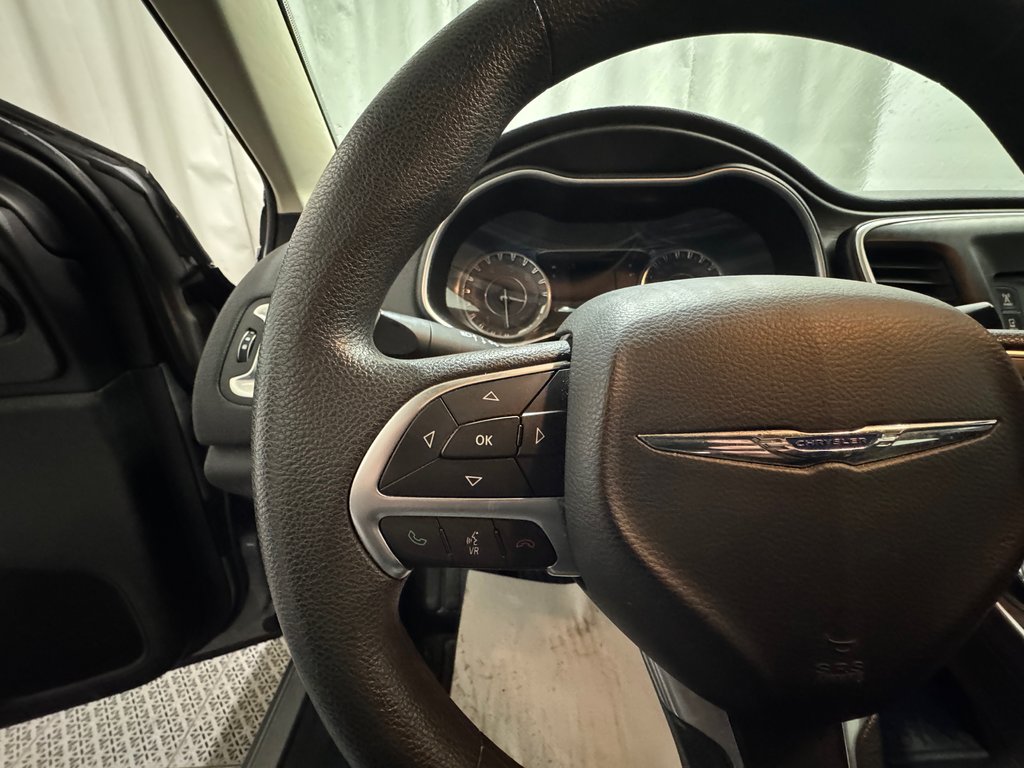 2016 Chrysler 200 LX Air Climatisé Groupe Électrique in Terrebonne, Quebec - 11 - w1024h768px