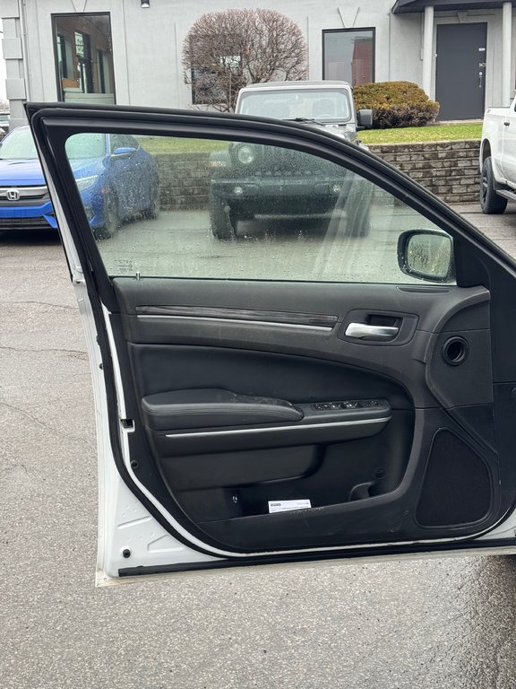 2022 Chrysler 300 300 Touring L Cuir in Terrebonne, Quebec - 7 - w1024h768px