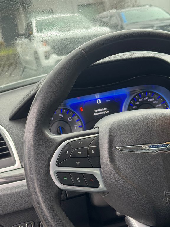 2022 Chrysler 300 300 Touring L Cuir in Terrebonne, Quebec - 14 - w1024h768px