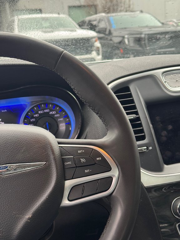 2022 Chrysler 300 300 Touring L Cuir in Terrebonne, Quebec - 15 - w1024h768px