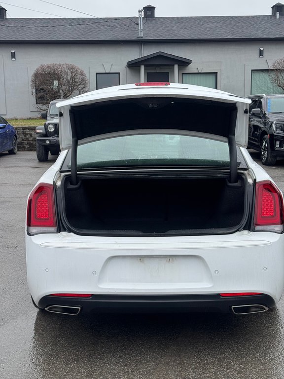 2022 Chrysler 300 300 Touring L Cuir in Terrebonne, Quebec - 20 - w1024h768px