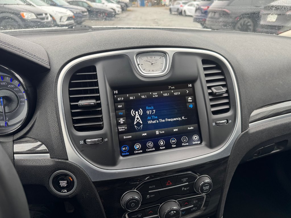 2022 Chrysler 300 300 Touring L Cuir in Terrebonne, Quebec - 18 - w1024h768px