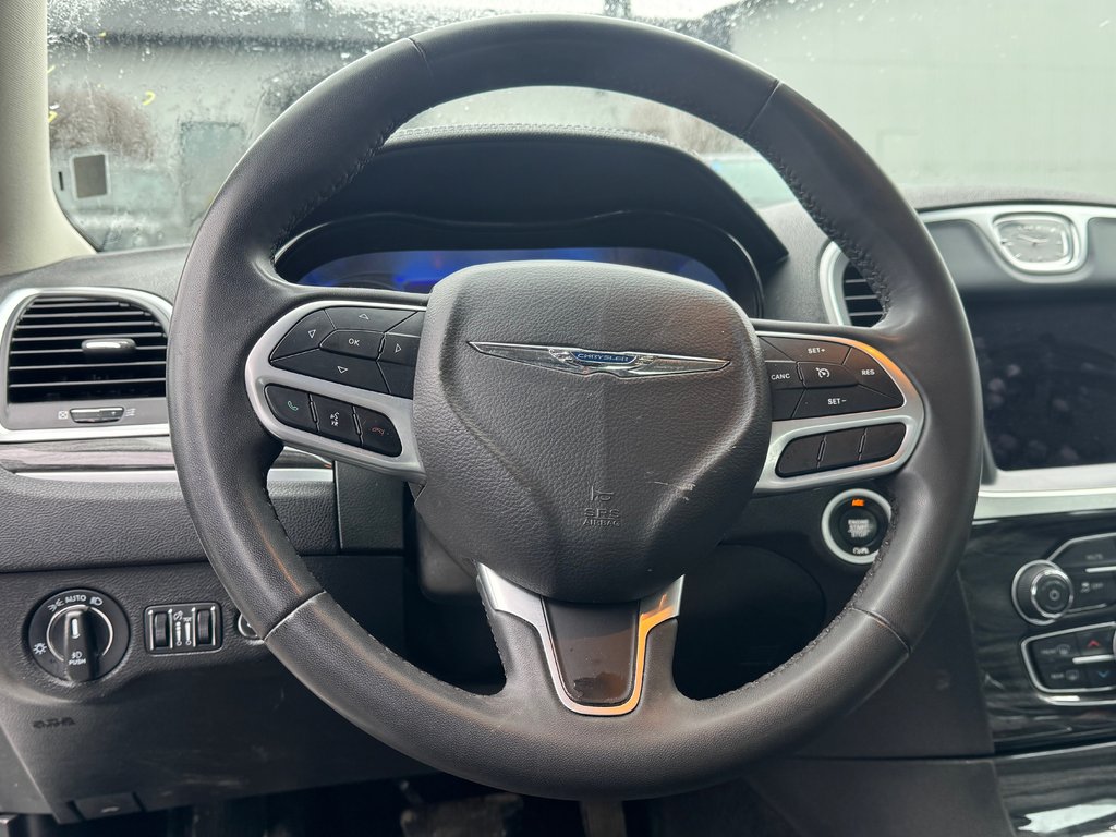 2022 Chrysler 300 300 Touring L Cuir in Terrebonne, Quebec - 12 - w1024h768px