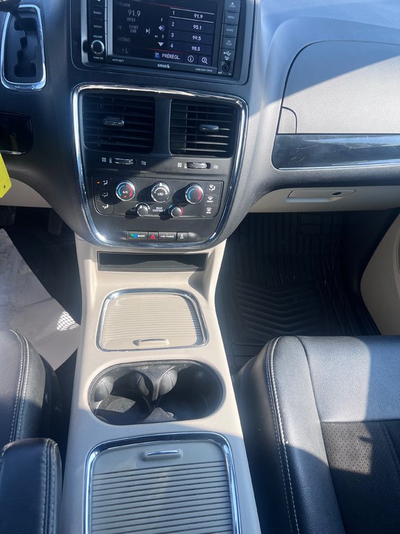 2019 Dodge Grand Caravan SXT Premium Plus, DVD in Boucherville, Quebec - 13 - w1024h768px