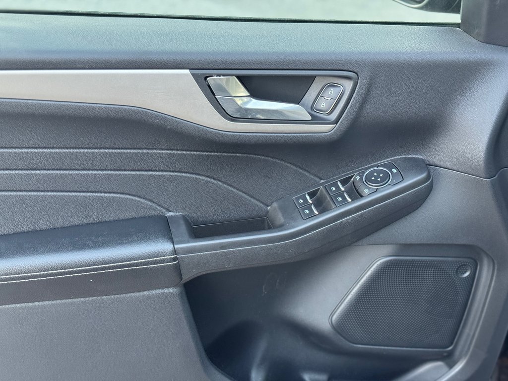 2021 Ford Escape SE Plug-In Hybrid in Terrebonne, Quebec - 8 - w1024h768px