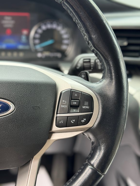2021 Ford Explorer XLT 4WD Cuir Toit in Terrebonne, Quebec - 14 - w1024h768px