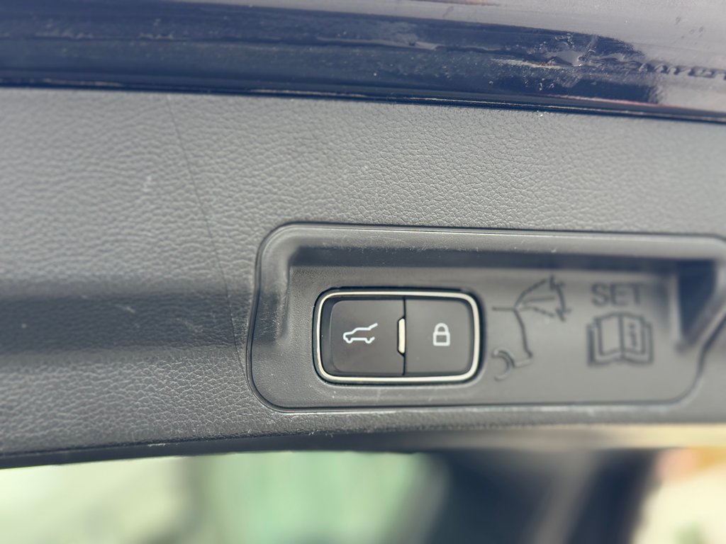 2021 Ford Explorer XLT 4WD Cuir Toit in Terrebonne, Quebec - 28 - w1024h768px