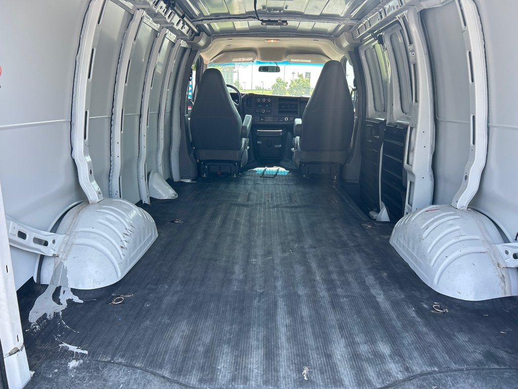 2023 GMC Savana Cargo Van 2500, AIR CLIMATISÉ, BAS KM in Boucherville, Quebec - 15 - w1024h768px