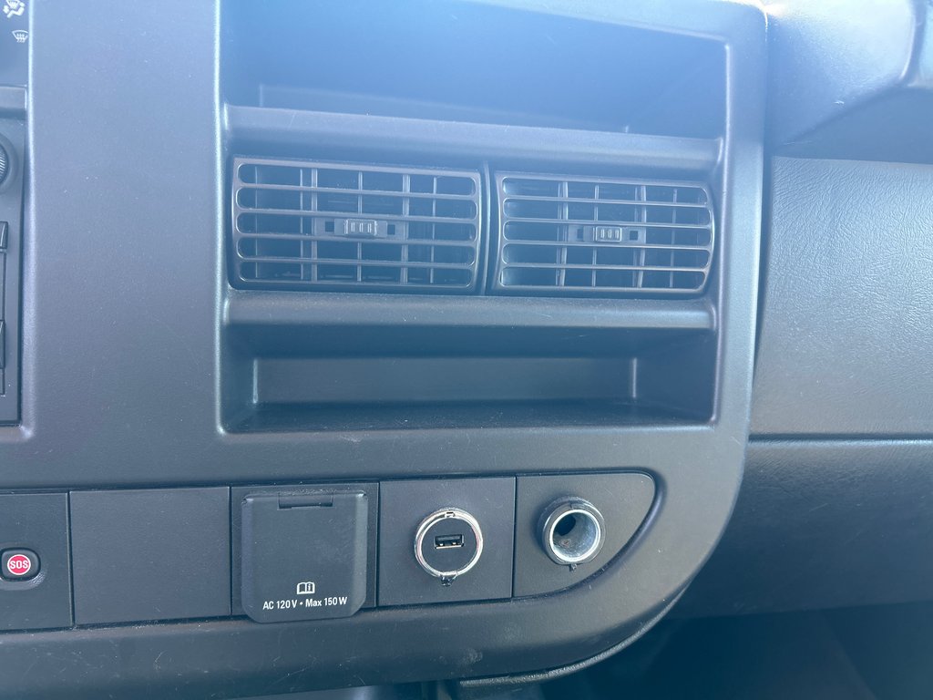2023 GMC Savana Cargo Van 2500, AIR CLIMATISÉ, BAS KM in Boucherville, Quebec - 17 - w1024h768px