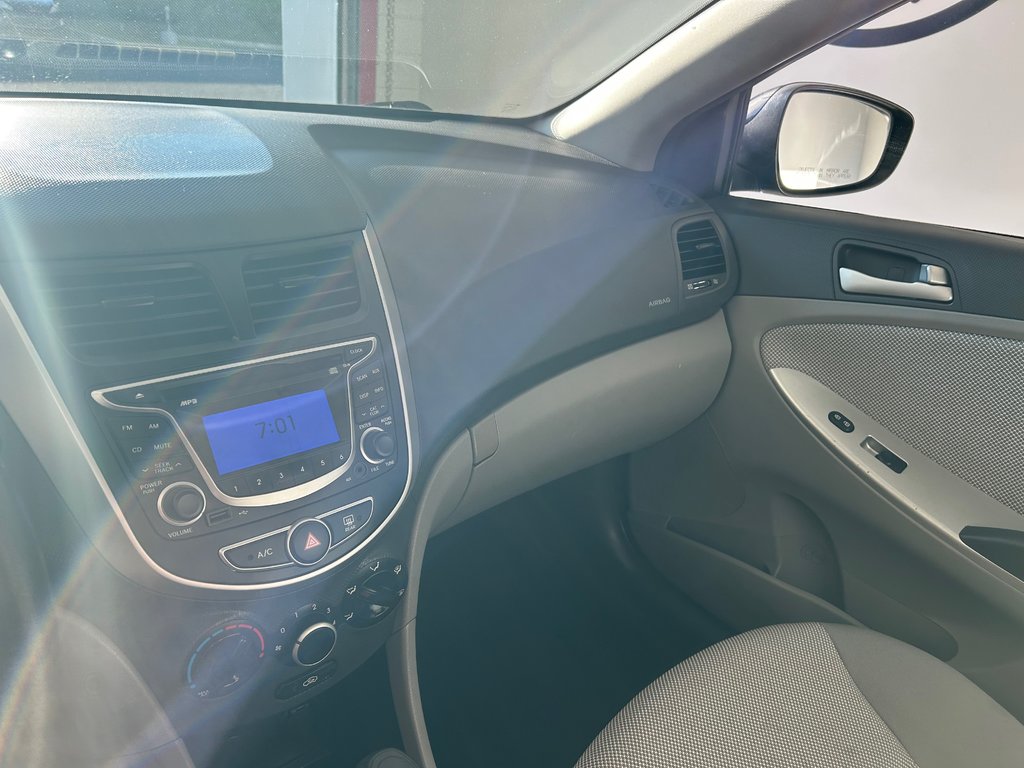 Hyundai Accent GL 2012 à Boucherville, Québec - 23 - w1024h768px