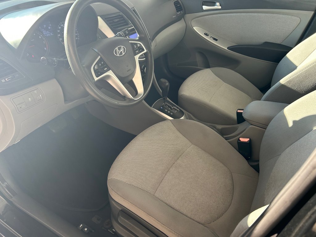 Hyundai Accent GL 2012 à Boucherville, Québec - 8 - w1024h768px